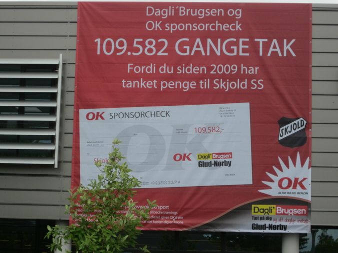 Brugsens banner viser det kan betale sig at støtte med et OK kort
